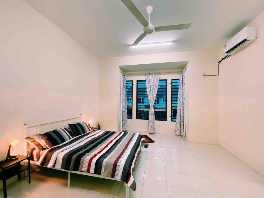 Spacious Cozy Lakeville Homestay 4 Bedrooms All With Aircond Seri Iskandar Extérieur photo